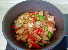 翻炒至断生即可！