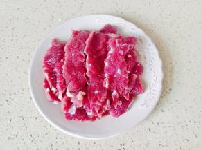 牛肉切薄片。