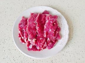 牛肉切薄片。