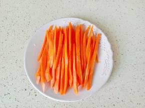 胡萝卜切细丝。