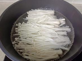 金针菇焯水捞出。