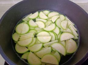 西葫芦焯水沥干水分。