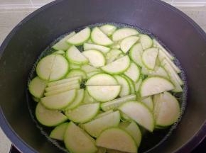 西葫芦焯水沥干水分。