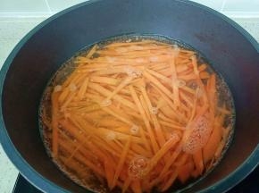 胡萝卜焯至断生。
