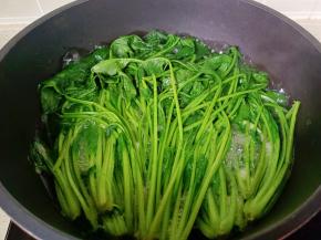 菠菜焯水捞出。