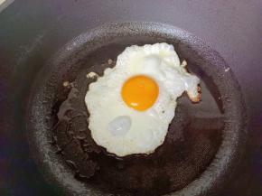 锅里放油，下鸡蛋煎。