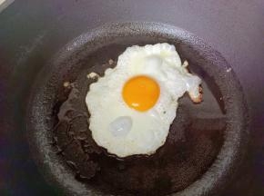 锅里放油，下鸡蛋煎。