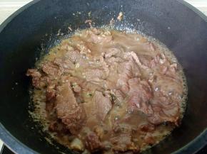 锅里放油下牛肉炒熟。