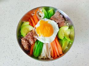 米饭放入碗里，依次码上食材。