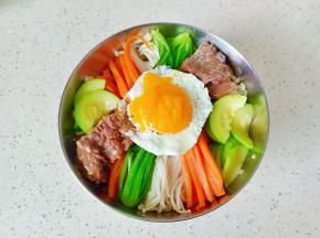 米饭放入碗里，依次码上食材。