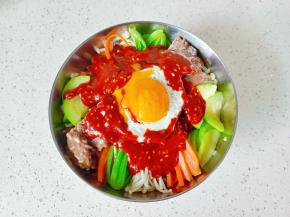 淋上料汁【辣椒酱2勺，1勺生抽，2勺芝麻油，2勺雪碧，1勺白芝麻拌均匀】