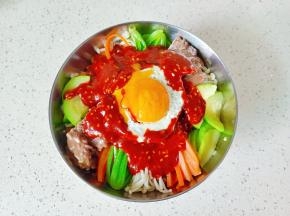 淋上料汁【辣椒酱2勺，1勺生抽，2勺芝麻油，2勺雪碧，1勺白芝麻拌均匀】