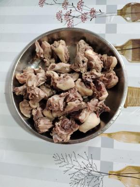 鸭子清洗干净，剁成小块儿，焯水后清洗干净沥干水分备用！