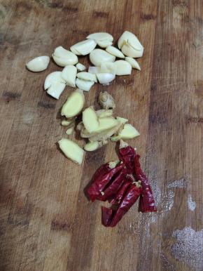 蒜瓣剥皮稍微拍一下，生姜切成片，干辣椒切成段备用！