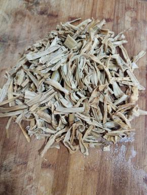 干竹笋提前浸泡一晚上，洗净，捞出沥干水分，切成段备用！