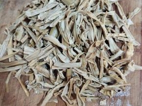 干竹笋提前浸泡一晚上，洗净，捞出沥干水分，切成段备用！