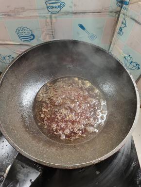 起锅烧油，放入冰糖，小火翻炒至白糖融化变成深褐色，糖色就熬好了！