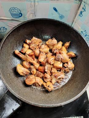 放入鸭肉翻炒片刻！