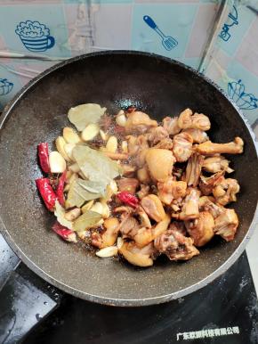 放入蒜瓣，生姜，干辣椒，花椒，八角，桂皮，香叶爆香！再翻炒均匀！