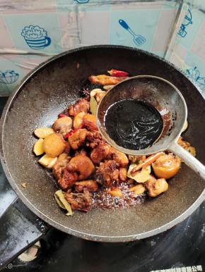 再放入半汤勺红烧酱油翻炒均匀！