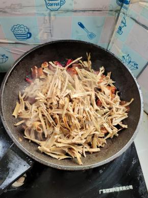 放入干竹笋翻炒均匀！