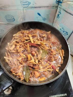 倒入适量的开水煮开！（水要一次性加够，要不然中途加水影响口感！）