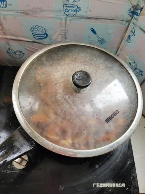 盖上盖子，调小火慢炖一个小时！