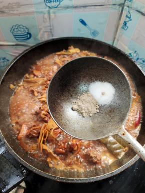 尝一下鸭肉离骨头了，放入适量的盐和胡椒粉调味儿！