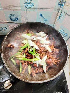 大火收汁儿后，放入葱段和尖椒翻炒均匀！