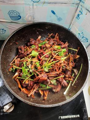 起锅前放入适量的鸡精，味精和香菜翻炒均匀即可！