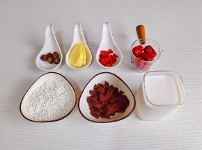 准备食材，生姜去皮切片。大枣去核剪片。