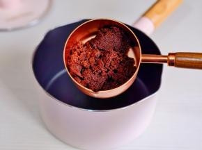 红糖倒入奶锅中。