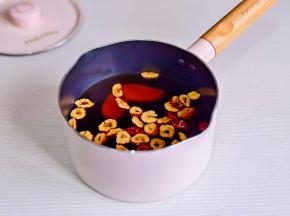 加入700毫升的水。