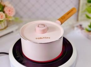 盖上奶锅盖子烧开。