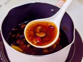 关火焖10分钟，西米晶莹剔透即可。