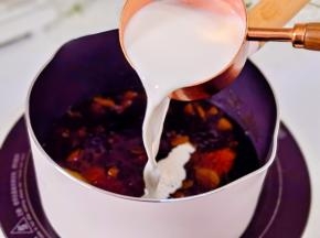 加入牛奶，枸杞搅匀即可。