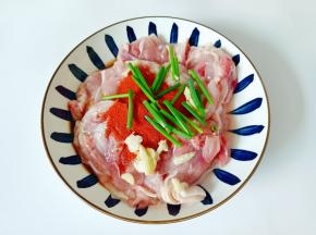 放葱姜蒜。抓均匀腌制15分钟。