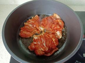 热锅热油，鸡皮朝下煎。