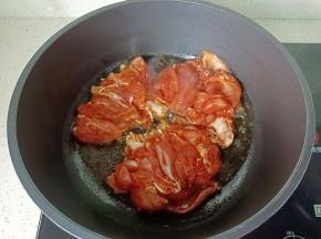 热锅热油，鸡皮朝下煎。