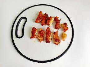 放砧板切小块。