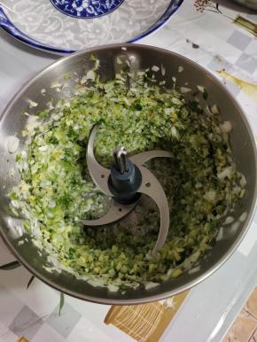 生姜，大葱放进料理机搅打成细末备用！