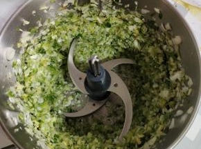 生姜，大葱放进料理机搅打成细末备用！