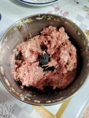 瘦肉洗净切成小块，放入料理机中搅打成肉泥！