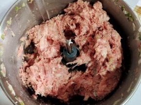 瘦肉洗净切成小块，放入料理机中搅打成肉泥！