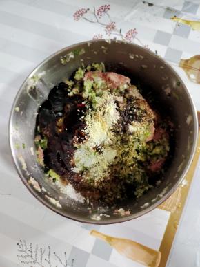 肉馅中放入葱姜末，料酒，生抽，蚝油，盐，鸡精，白糖，香油，胡椒粉！