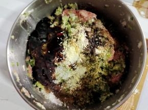 肉馅中放入葱姜末，料酒，生抽，蚝油，盐，鸡精，白糖，香油，胡椒粉！
