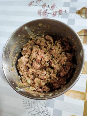 顺时针方向搅拌均匀，搅至肉馅儿黏黏的状态就可以了！