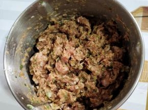 顺时针方向搅拌均匀，搅至肉馅儿黏黏的状态就可以了！