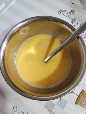 鸡蛋打入碗中，放入一勺盐，4勺水淀粉（4勺淀粉加入4勺水搅拌均匀调成水淀粉！），搅拌均匀，让鸡蛋和淀粉完全融入到一块儿！