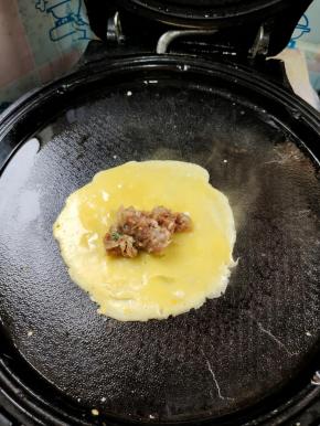在中间放上适量的肉馅儿！